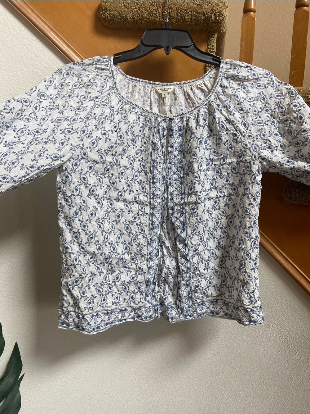 Max Studio White Blue Floral Peasant Blouse Front Pleat women’s size S worn once